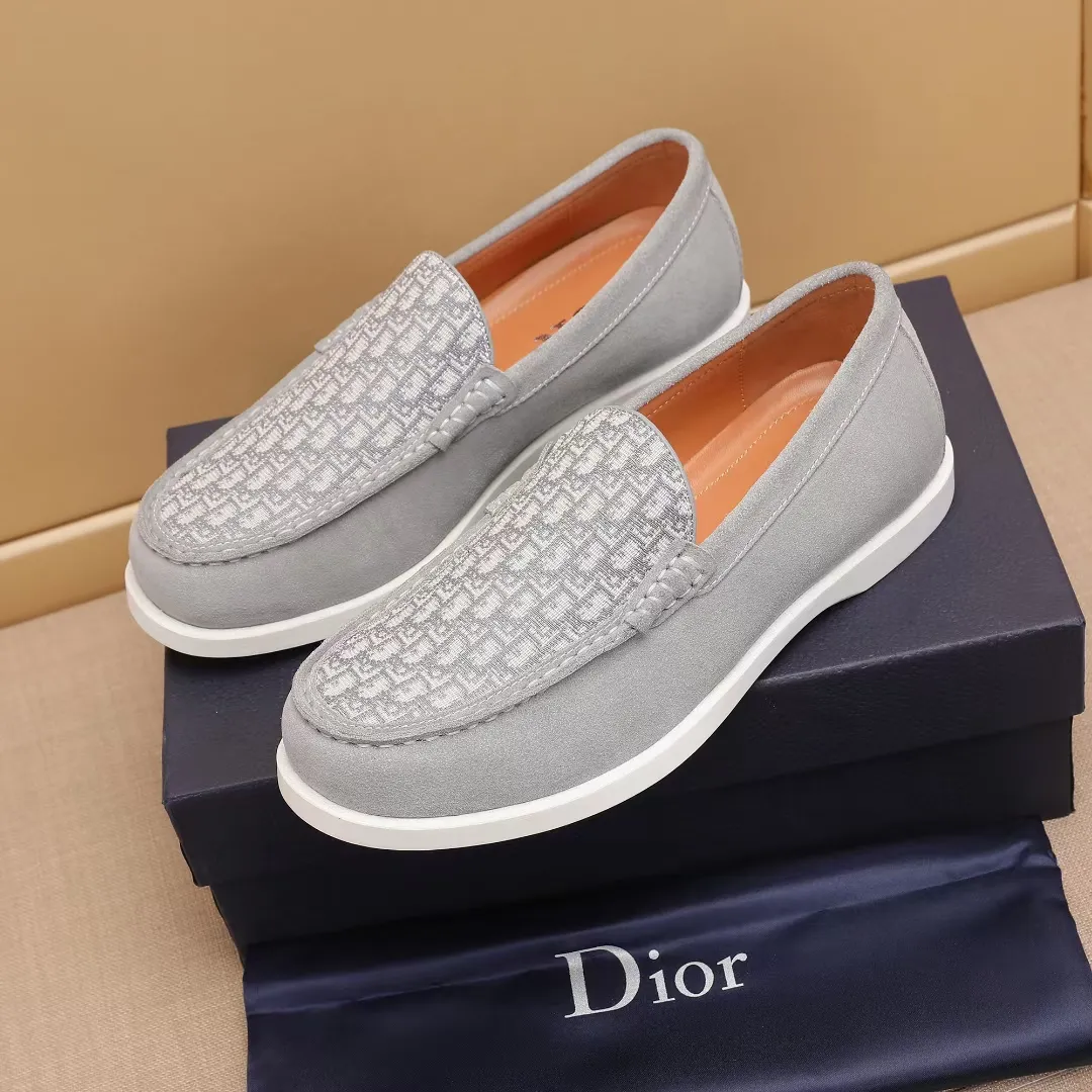 Men's Men's Shoes 💰400 [New Style] 🏍️🏍️Dior - This Dior Granville loafer is a casual dress shoe. Crafted from luxuriously soft beige suede, it features a beige Oblique print panel on the upper. The lightweight cream-white rubber sole is more sophisticated. The Dior Oblique pattern is engraved on the outsole to enhance the style, and the Dior logo is engraved on the back side. Adds elegance to any casual look.